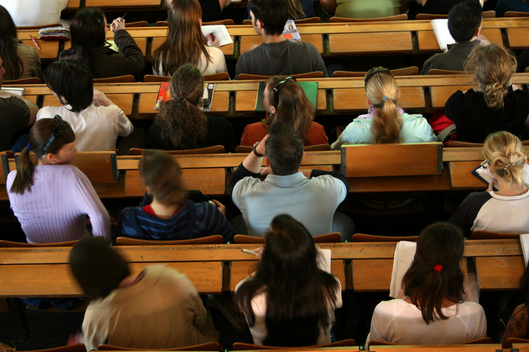 Étudiants assis dans une salle de conférence à l'université. Tiré d'en haut.