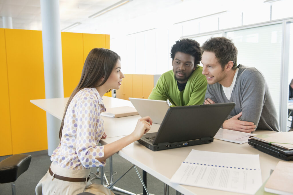 Les jeunes se sont rassemblés autour d’ordinateurs portables au bureau